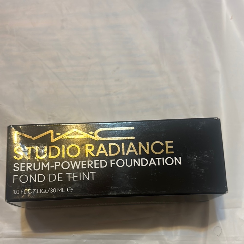 MAC Cosmetics Studio Radiance Foundation